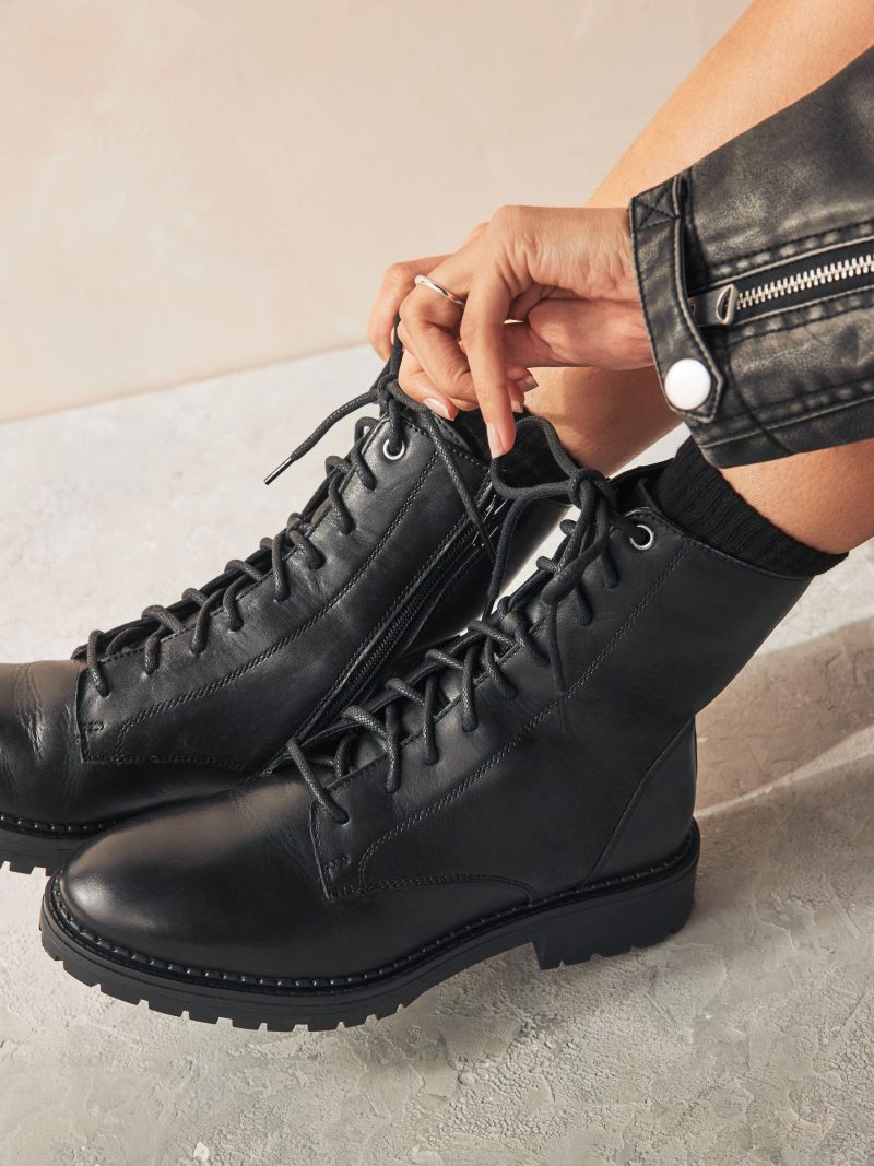 BLU84271 Black Standard/Wide Leather Lace-Up Boots